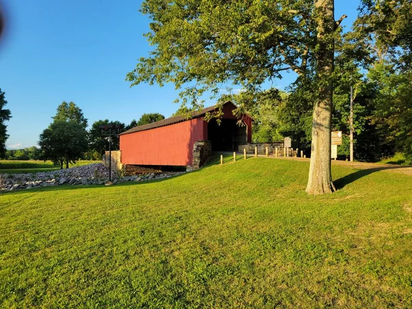 Güney Illinois 'de kırmızı kaplı köprü, Chester, IL 