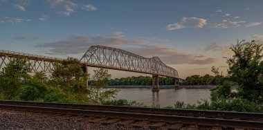 Günbatımında Güney IL Chester Köprüsü.