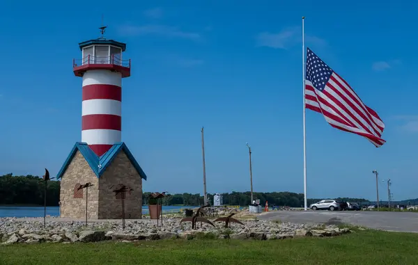 Grafton, Mississippi nehrinde Amerikan bayrağı taşıyan IL deniz feneri.
