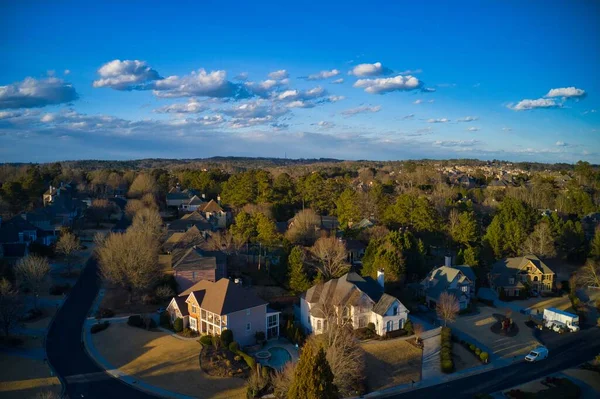 ABD 'nin Georgia kentindeki Atlanta metrosunda golf sahası ve gölü olan banliyödeki bir alt bölümdeki ev kümesinin hava panoramik görüntüsü altın saat içinde insansız hava aracıyla vuruldu.