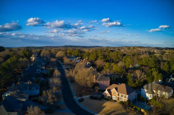 ABD 'nin Georgia kentindeki Atlanta metrosunda golf sahası ve gölü olan banliyödeki bir alt bölümdeki ev kümesinin hava panoramik görüntüsü altın saat içinde insansız hava aracıyla vuruldu.