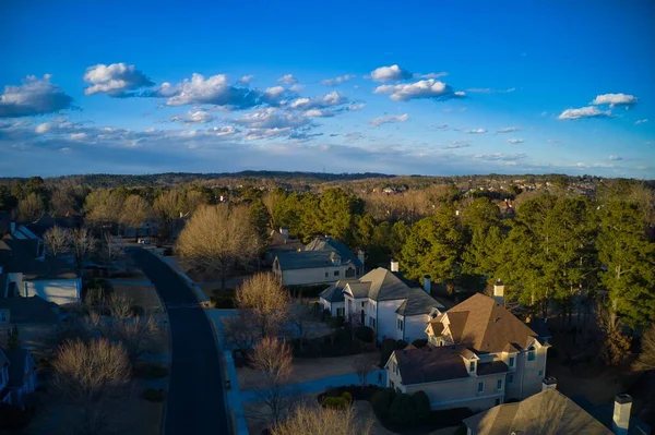 ABD 'nin Georgia kentindeki Atlanta metrosunda golf sahası ve gölü olan banliyödeki bir alt bölümdeki ev kümesinin hava panoramik görüntüsü altın saat içinde insansız hava aracıyla vuruldu.