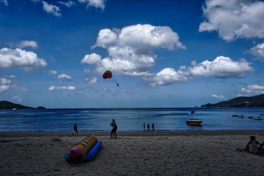 Phuket, Tayland - 3 Aralık 2018: Phuket, Tayland 'daki ünlü Patong plajında dinlenen turistler ve yerliler