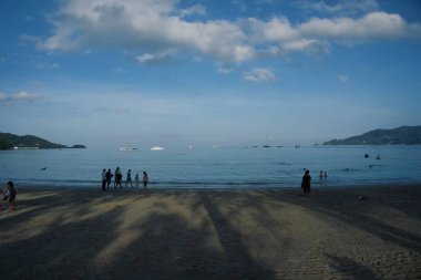 Phuket, Tayland - 3 Aralık 2018: Phuket, Tayland 'daki ünlü Patong plajında dinlenen turistler ve yerliler
