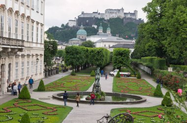 Salzburg, Avusturya - 27 Mayıs 2014: Mirabell 'in müzik filmi ve Avusturya' nın Salzburg kentindeki Mirabell bahçelerinden Hohensalzburg Kalesi manzarası ile ünlü bahçesi