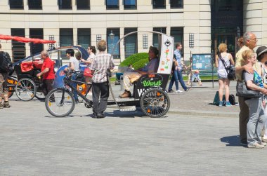 Berlin, Almanya - 22 Mayıs 2014 - 18. yüzyılın ünlü neoklasik anıtı Brandenburg kapısı güneşli bir günde Almanya 'nın başkenti Berlin' de turistlerle doludur.