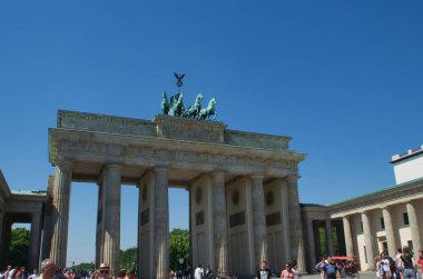 Berlin, Almanya - 22 Mayıs 2014 - 18. yüzyılın ünlü neoklasik anıtı Brandenburg kapısı güneşli bir günde Almanya 'nın başkenti Berlin' de turistlerle doludur.