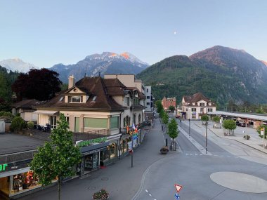 Interlaken, İsviçre - 24 Mayıs 2019: İsviçre 'deki Interlaken' in sabah manzarası