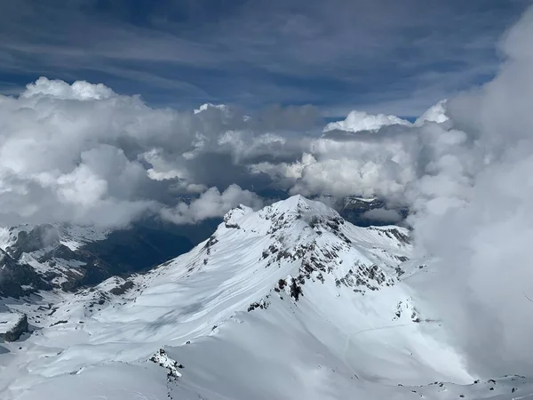Schilthorn, İsviçre - 23 Mayıs 2019: İsviçre 'nin Schilthorn kentinden izlenen kar örtülü alp ve buzulların panoramik görüntüsü