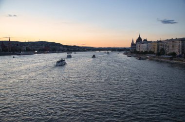 Budapeşte, Macaristan-Temmuz 1.2017: Macaristan 'ın Budapeşte kentinde bulunan Tuna Nehri' nin karşısındaki aydınlanan parlamento binasının panoramik manzarası
