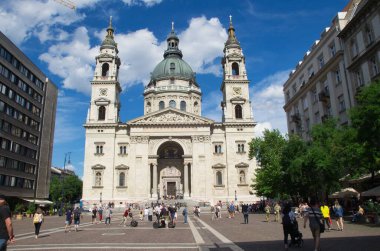 Budapeşte, Macaristan - Temmuz 1,2017: Ünlü Aziz Stephen Bazilikası sıcak bir yaz gününde turistlerle dolup taştı