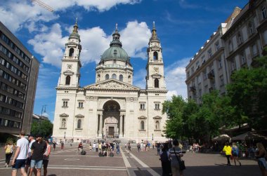 Budapeşte, Macaristan - Temmuz 1,2017: Ünlü Aziz Stephen Bazilikası sıcak bir yaz gününde turistlerle dolup taştı