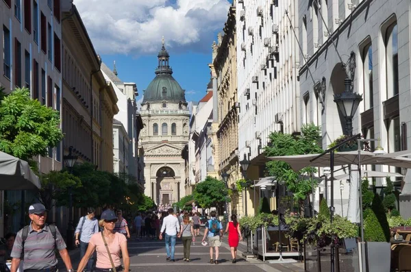 Budapeşte, Macaristan - Temmuz 1,2017: Ünlü Aziz Stephen Bazilikası sıcak bir yaz gününde turistlerle dolup taştı