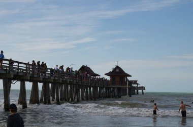 Napoli, Florida- 25 Aralık 2014: Napoli İskelesi 'nin panoramik manzarası ve plajda dinlenen ve eğlenen insanlar