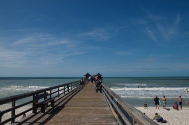 Napoli, Florida- 25 Aralık 2014: Napoli İskelesi 'nin panoramik manzarası ve plajda dinlenen ve eğlenen insanlar