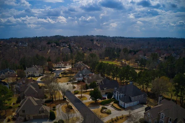 Atlanta, GA - 13 Mart 2021: Atlanta 'nın banliyölerinde bir golf sahası ve gölü olan lüks bir alt birimde ev kümesinin hava görüntüsü