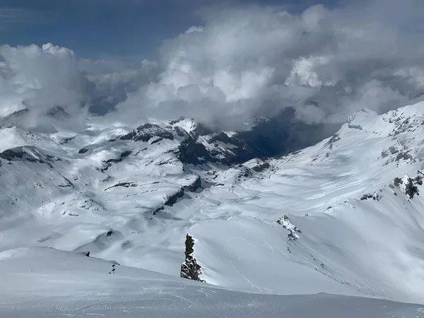 Schilthorn, İsviçre - 23 Mayıs 2019: İsviçre 'nin Schilthorn kentinden izlenen kar örtülü alp ve buzulların panoramik görüntüsü