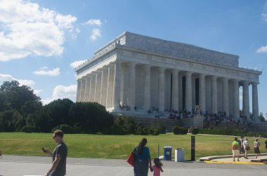 Washington, DC, ABD - 25 Ağustos 2013: Lincoln Anıtı 'nın AA manzarası Washington, DC, ABD' de yerel halk ve turistlerle dolu