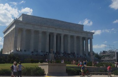 Washington, DC, ABD - 25 Ağustos 2013: Lincoln Anıtı 'nın AA manzarası Washington, DC, ABD' de yerel halk ve turistlerle dolu