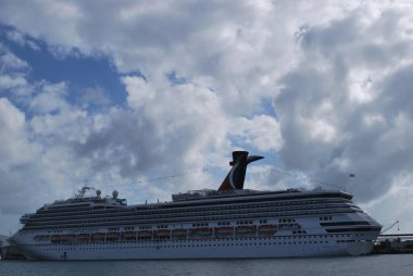 Miami, Florida, ABD - 26 Aralık 2008: Bir sonraki durakları için yolcu gemileriyle Miami limanının manzarası