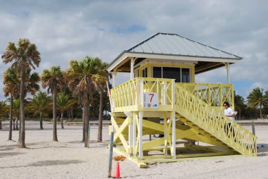 Miami, Florida, ABD - 27 Aralık 2008: Güney Miami sahilinin beyaz kumsalında dinlenen turistler ve aileler