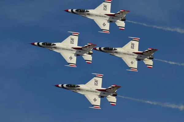 Atlanta, GA, ABD - 14 Ekim 2014: ABD Hava Kuvvetleri Thunderbird savaş uçakları eğitim gösterileri sırasında hava manevraları yapıyor ve çeşitli şekillerde uçuyor.