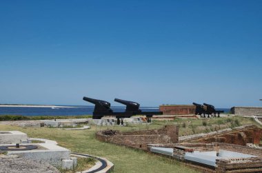 Fort Clinch 'teki topların görüntüsü 19. yüzyılda kurulmuş, Amerika Birleşik Devletleri' nin Florida, ABD 'deki Amelia Adası' nda tasarlanan üçüncü deniz kıyısı savunma sisteminin bir parçası.