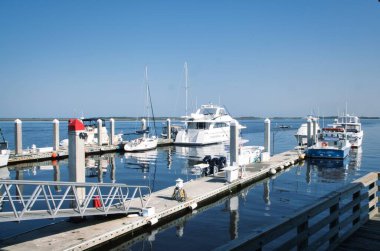 Amelia Adası, Florida-12 Nisan 2014: ABD 'nin Florida kentindeki Amelia Adası' nda gemi ve tekneli Harbor ve marinanın panoramik görüntüsü