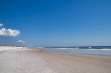 İnsanlar, Florida, ABD 'deki Amelia adasında kumla birlikte Fernandina sahilinde dinleniyor.