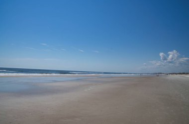 İnsanlar, Florida, ABD 'deki Amelia adasında kumla birlikte Fernandina sahilinde dinleniyor.