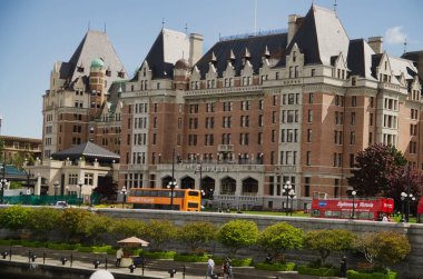 Victoria, Kanada - 12 Mayıs 2017 İkonik Victoria manzarası ve hareketli iç limanı her zaman turistler ve yerel halk için bir buluşma yeridir..