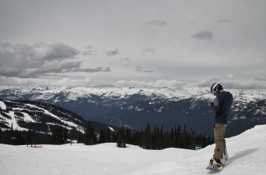 Kara tarak dağı, Whistler, Kanada - 9 Mayıs 2017: İnsanlar Whistler, BC, Candida 'daki ünlü siyah tarak dağının yamaçlarında kar ve kayak yapıyor.