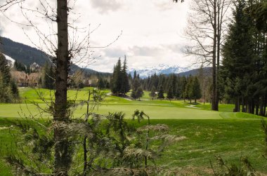 Karla kaplı panoramik manzara manzarası Whistler, BC, Kanada 'da arka planda siyah taraklı dağ