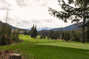 Karla kaplı panoramik manzara manzarası Whistler, BC, Kanada 'da arka planda siyah taraklı dağ