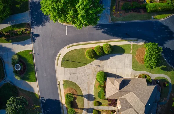 Top View Beautiful Houses Roofs Lush Green Landscaped Yards Upscale — Stock Photo, Image