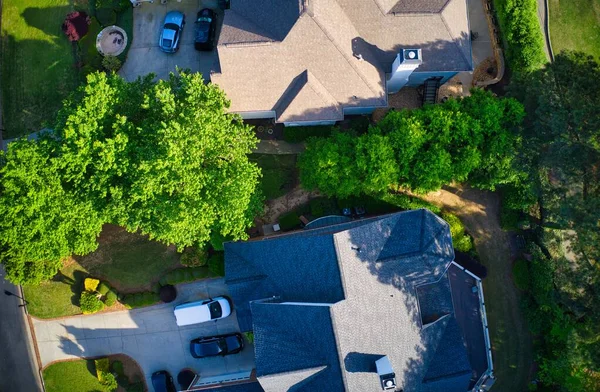 Vista Cima Para Baixo Belas Casas Telhados Jardins Verdes Exuberantes — Fotografia de Stock