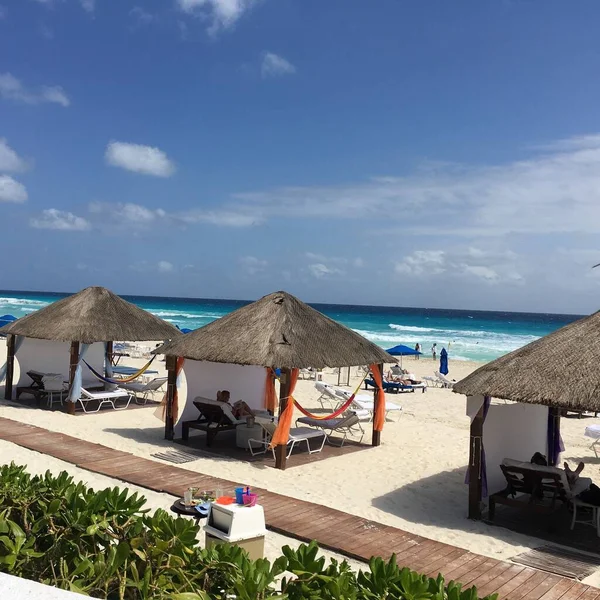 Cancun, Mexico - 20 Şubat 2016: Beyaz kumun keyfini çıkaran turistler, Cancun, Meksika 'da panoramik deniz manzaralı yelken açtılar
