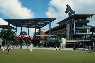 Atlanta, GA, ABD: 12 Haziran 2021 - Atlanta, Georgia Truist Stadyumuna giriş. Stadyum, Atlanta Braves 'in Beyzbol Ligi takımının ev sahibi olduğu bir stadyumdur..