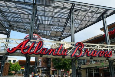 Atlanta, GA, ABD: 12 Haziran 2021 - Atlanta, Georgia Truist Stadyumuna giriş. Stadyum, Atlanta Braves 'in Beyzbol Ligi takımının ev sahibi olduğu bir stadyumdur..