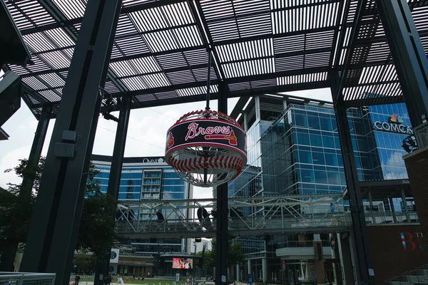Atlanta, Georgia, ABD - 12 Haziran 2021: MLB Atlanta Braves 'in dev hafif beyzbol logosu