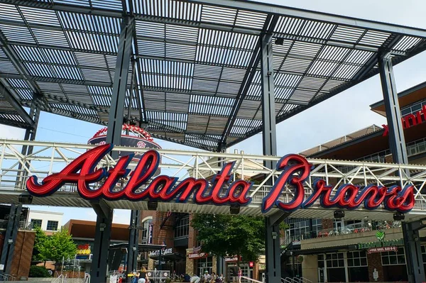 Atlanta, GA, ABD: 12 Haziran 2021 - Atlanta, Georgia Truist Stadyumuna giriş. Stadyum, Atlanta Braves 'in Beyzbol Ligi takımının ev sahibi olduğu bir stadyumdur..