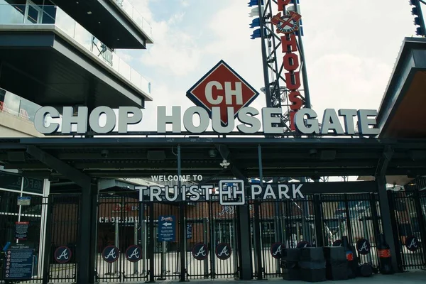 アメリカ アトランタ 2021年6月12日 ジョージア州アトランタの信託スタジアムへの入場 スタジアムはアトランタ ブラヴスのメジャーリーグ野球チームの本拠地である — ストック写真