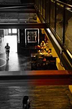 Atlanta, GA-Haziran 19.2021: Ponce City pazarı, günümüzde restoranların, genç yetişkinlerin ve hippilerin Atlanta sonrası salgının yeniden başlaması sırasında dolup taştığı tarihi bir pazar haline geldi.