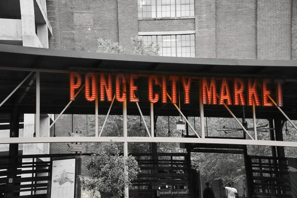 Atlanta, GA-Haziran 19.2021: Ponce City pazarı, günümüzde restoranların, genç yetişkinlerin ve hippilerin Atlanta sonrası salgının yeniden başlaması sırasında dolup taştığı tarihi bir pazar haline geldi.