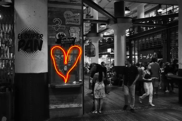 Atlanta, GA-Haziran 19.2021: Ponce City pazarı, günümüzde restoranların, genç yetişkinlerin ve hippilerin Atlanta sonrası salgının yeniden başlaması sırasında dolup taştığı tarihi bir pazar haline geldi.