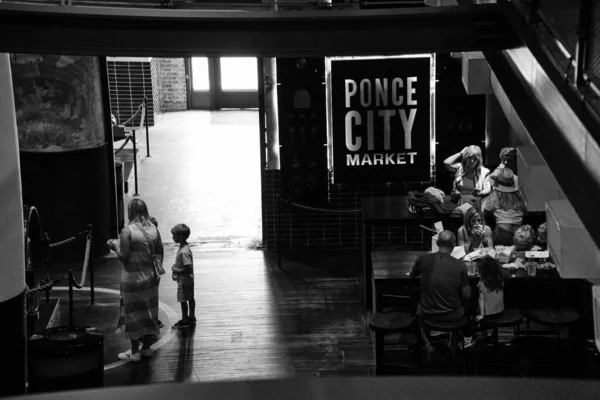 Atlanta, GA-Haziran 19.2021: Ponce City pazarı, günümüzde restoranların, genç yetişkinlerin ve hippilerin Atlanta sonrası salgının yeniden başlaması sırasında dolup taştığı tarihi bir pazar haline geldi.