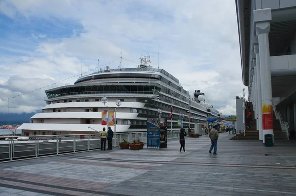 Vancouver Canada July 2012 Passengers Disembarking Cruise Shio Canada Place — Stock Photo, Image