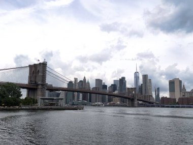 New York City, ABD 'de bulutlu bir günde ikonik Brooklyn Köprüsü ve Manhattan Skyline' ın güzel panoramik manzarası