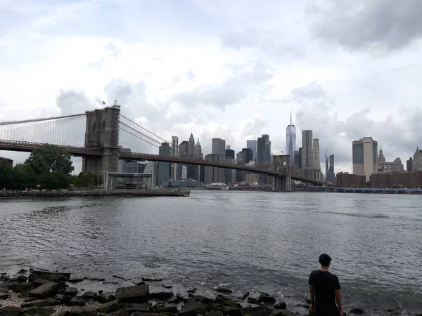 Gyönyörű Panoráma Ikonikus Brooklyn Hídra Manhattan Skyline Egy Borús Napon — Stock Fotó