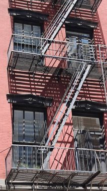 New York tarzı apartman binalarının yakın görüntüsü. SOHO 'nun Manhattan, New York, ABD' deki acil durum merdivenleri.